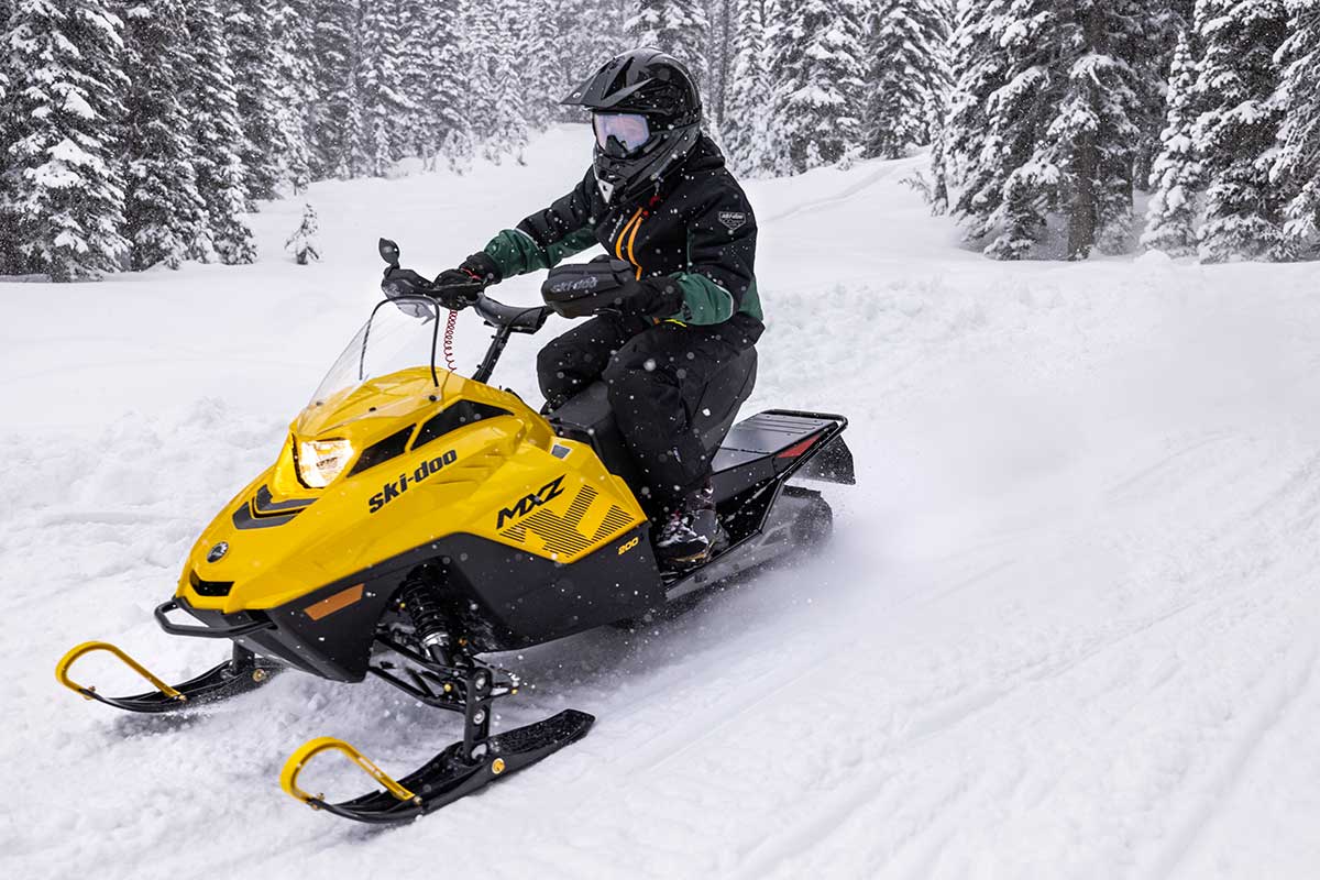 SKI MY23 MXZ 200 200cc NeoYellow Action 02616 RGB